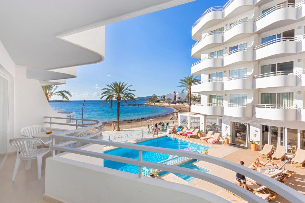 伊维萨镇大海与沙滩公寓的从酒店阳台可欣赏到游泳池的景色