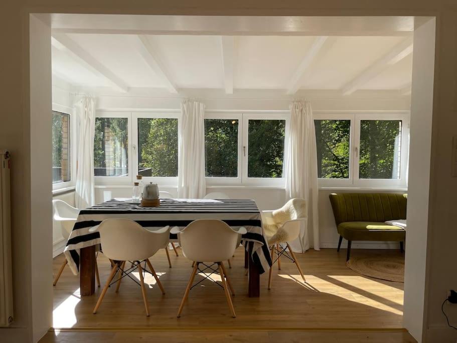 LangscheidSorpe Lodge - Entspannte Urlaubstage am See!的一间用餐室,配有黑白桌子和椅子