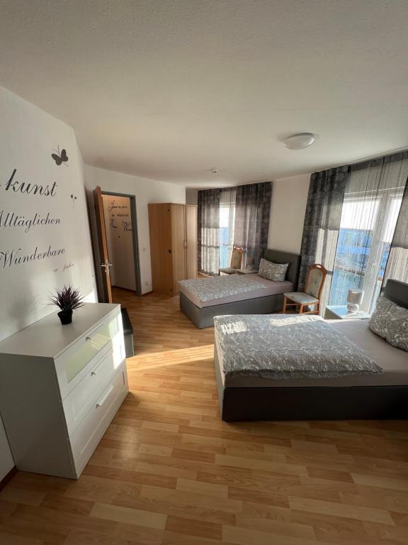 哥达Ferienhaus Zur Sonne的大房间设有两张床和一张书桌