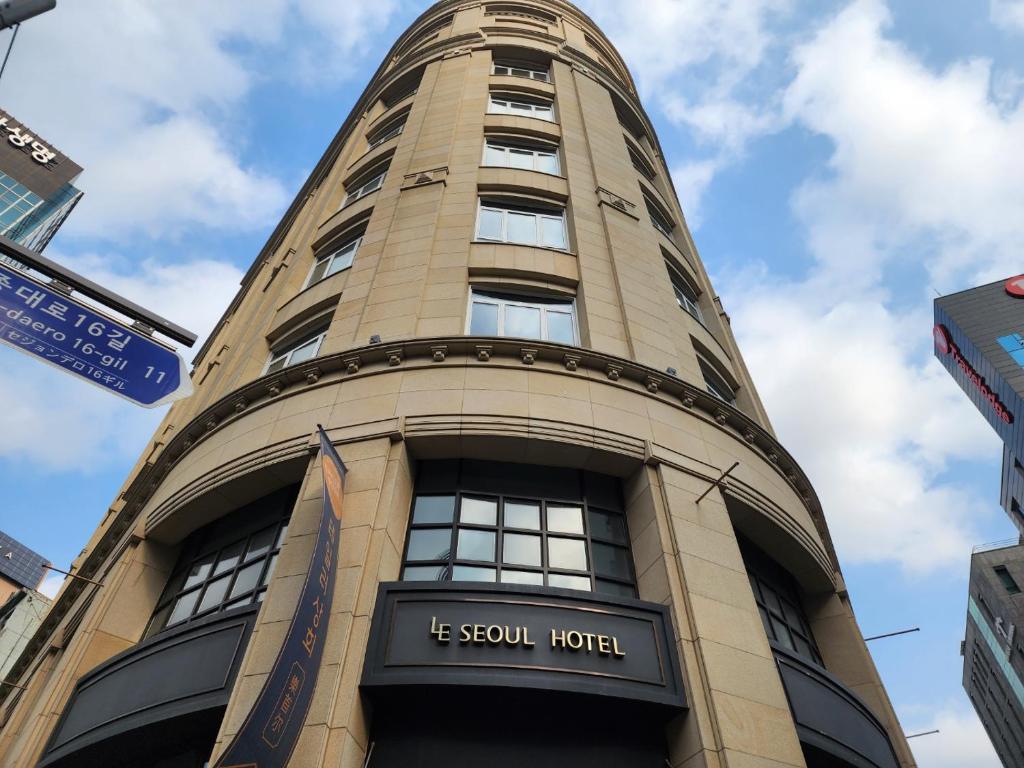 首尔LE SEOUL HOTEL的 ⁇ 酒店高耸的建筑