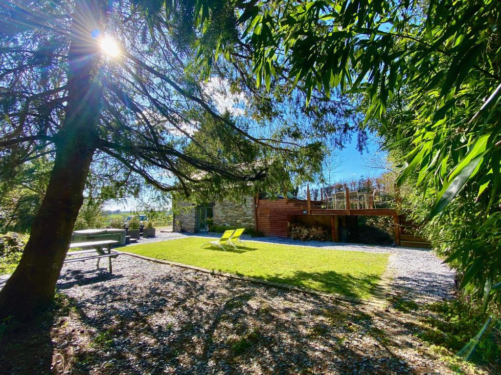 普里茅斯Sunridge Fishing Lodge with Hot Tub & Giant Cinema的公园,公园内设有游乐场和黄色椅子