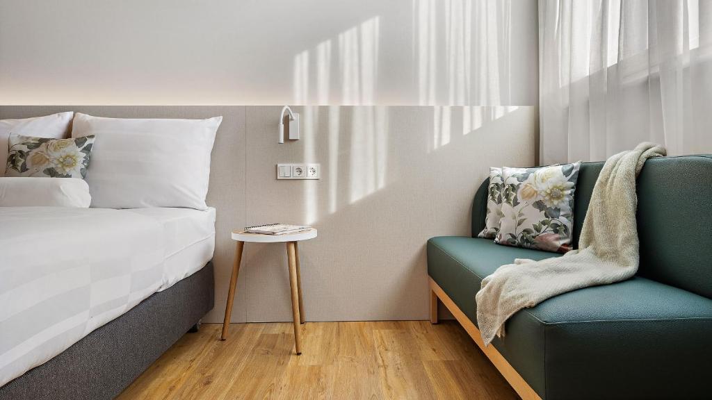 卡尔斯鲁厄Styles Hotel Karlsruhe Messe的一间卧室配有一张床和一把椅子