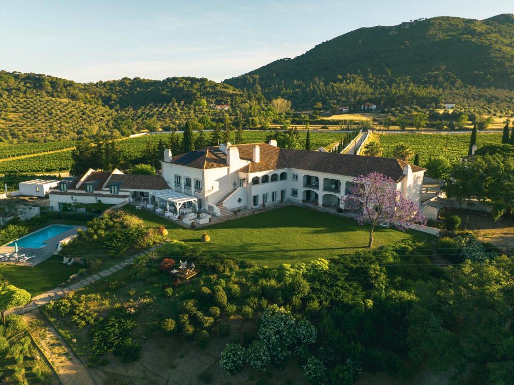 塞图巴尔Hotel Casa Palmela - Small Luxury Hotels of The World, Hotel & Villas的享有带庭院的大型白色房屋的空中景致