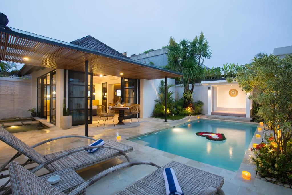 塞米亚克The Kon's Villa Bali Seminyak的一座房子后院的游泳池
