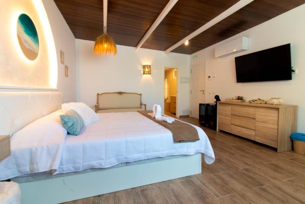 马贝拉Room in Guest room - Private room in the fishing port of Marbella的一间卧室配有一张床和一台平面电视
