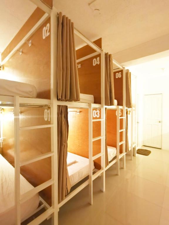 马尼拉NomadsMNL Hostel的客房内的一组双层床
