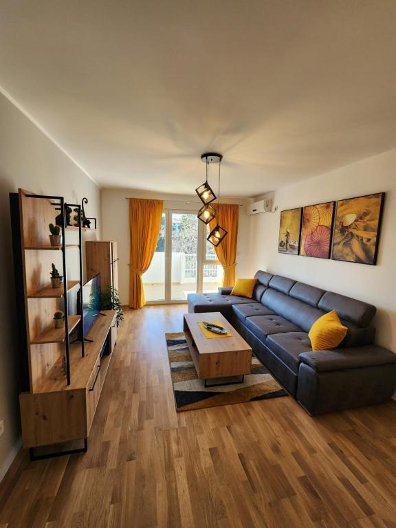 巴尔Adriatic Apartment的带沙发和电视的客厅