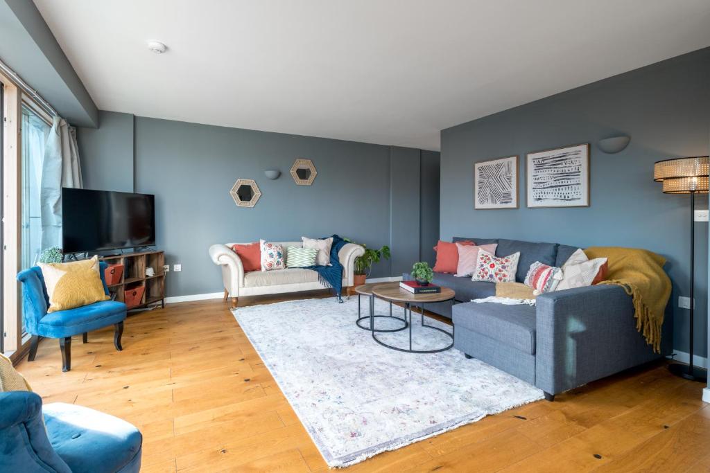 伦敦2 bedroom apartment with park views Shoreditch的客厅配有沙发和桌子