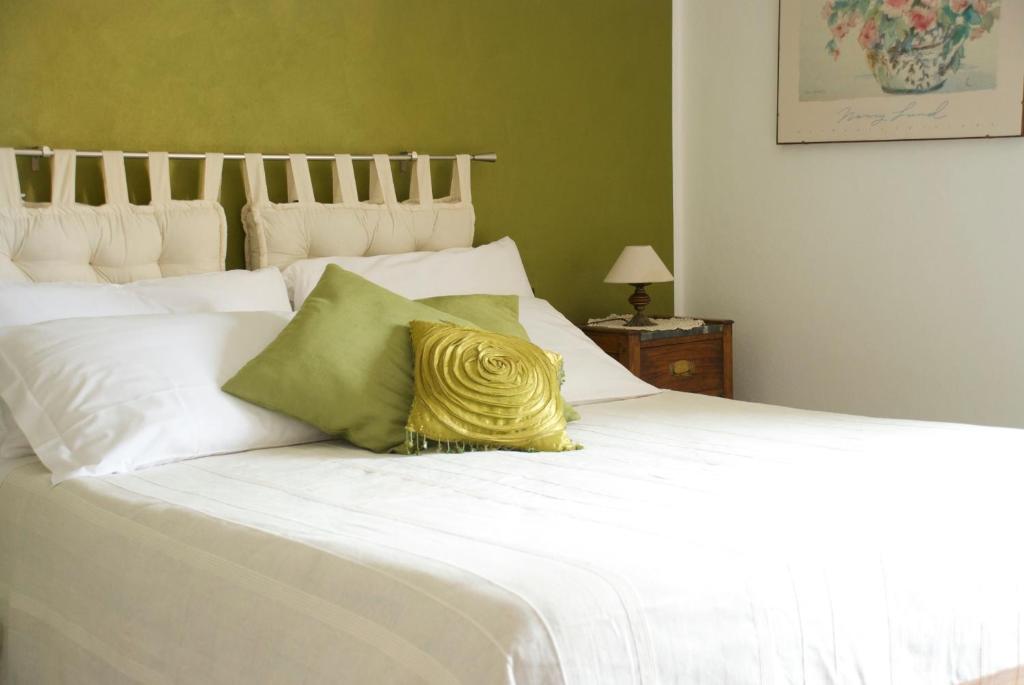 拉波拉诺泰尔梅阿勒温泉住宿加早餐旅馆的一张白色的床,上面有黄色枕头