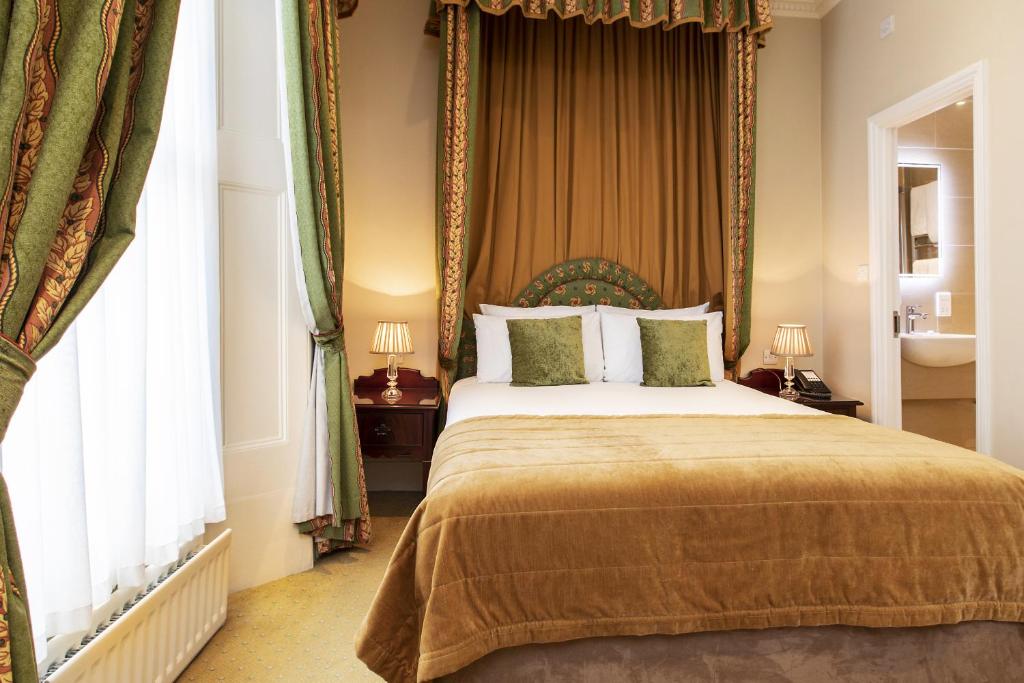伦敦The Windermere Hotel, London的一间卧室配有一张带天蓬的大床