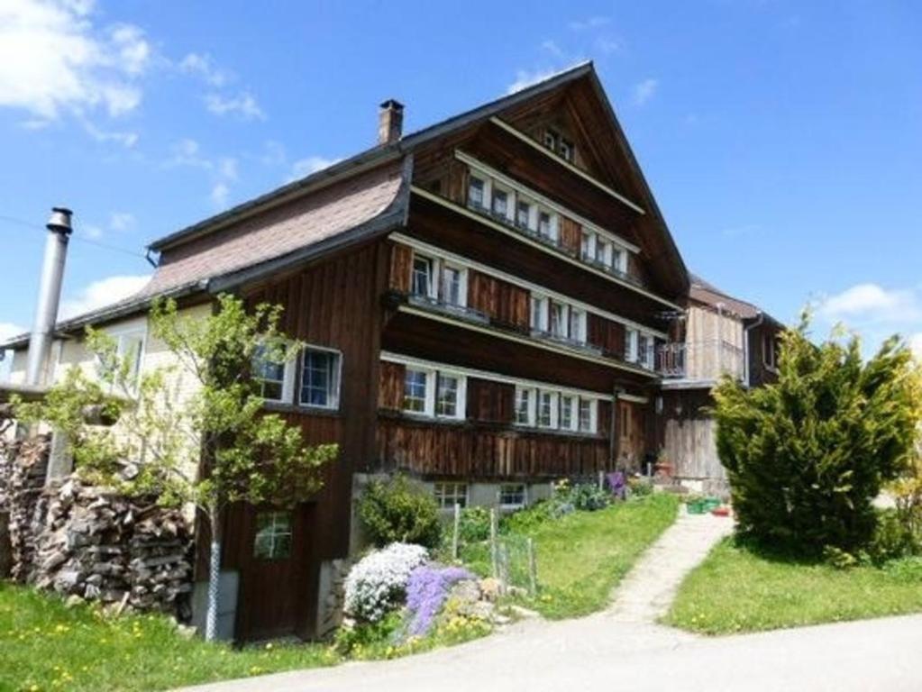 HembergFerienhof-Barenegg的坐落在郁郁葱葱的绿色田野顶部的大型木屋