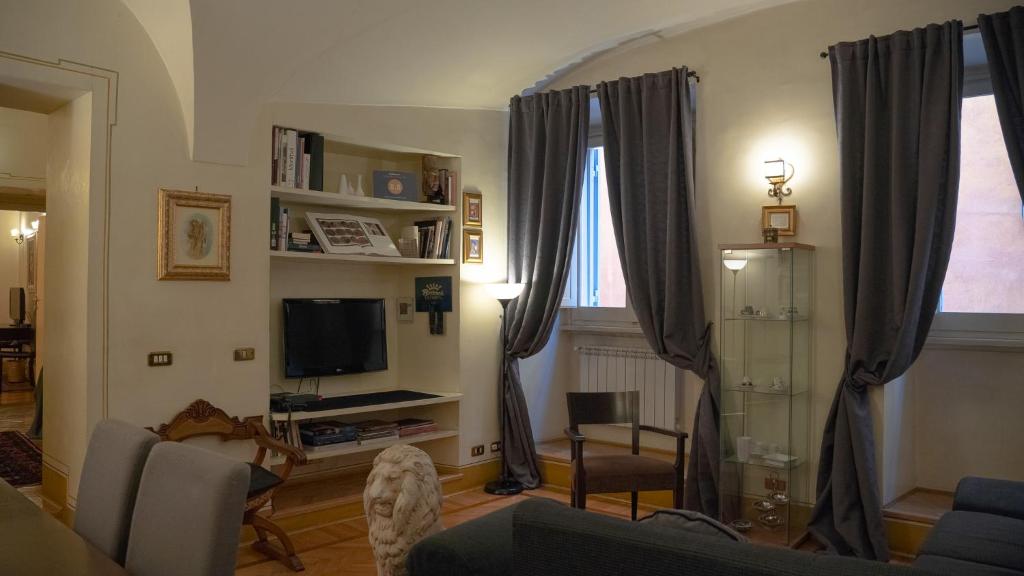 罗马MGPGroup Guest House Piazza Navona的带沙发和电视的客厅