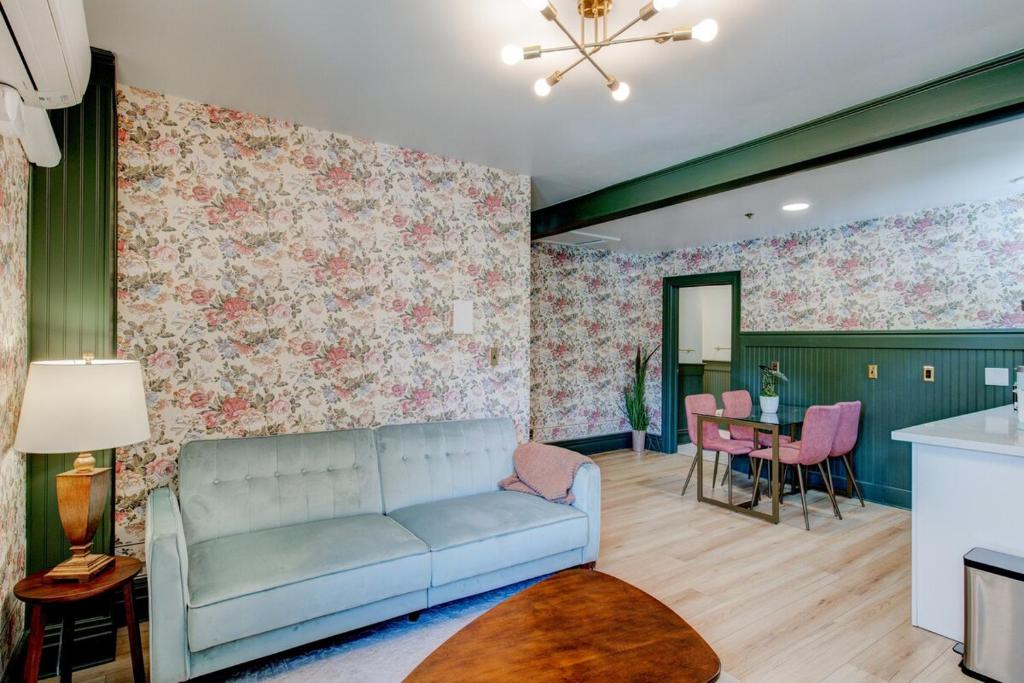 史普林维尔Suite 2 Historic Art City Inn的客厅配有沙发和桌子