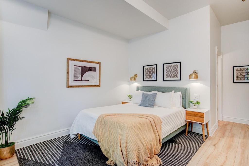 史普林维尔Suite 5 Historic Art City Inn的白色的卧室,床上有毯子