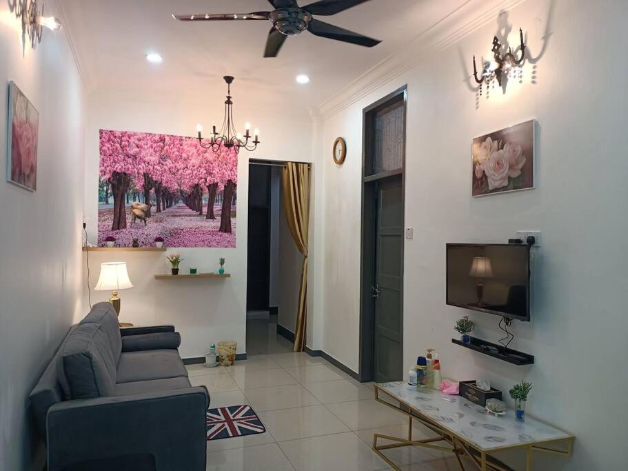 怡保Sweet 3 bedroom home @ Canning Garden, Ipoh的带沙发和电视的客厅