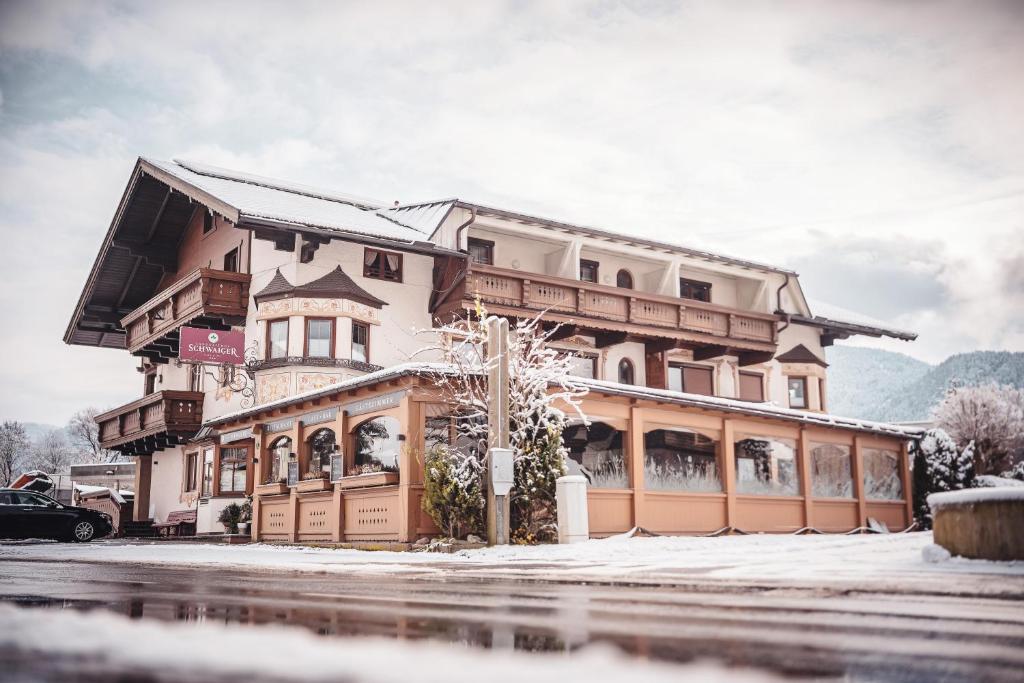 Breitenbach am InnSchwaiger的一座大建筑,地面上积雪