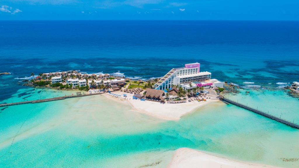 女人岛女人岛米娅礁坎昆度假酒店的海滩上的度假村的空中景观