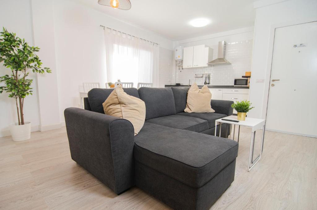 拉雷斯廷加Marinero的客厅配有灰色的沙发和桌子