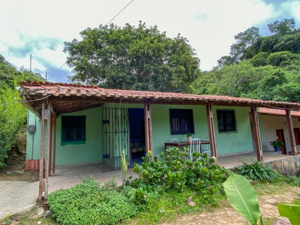 瓜拉米兰加Casa no Sítio的森林中的一座小绿色房子