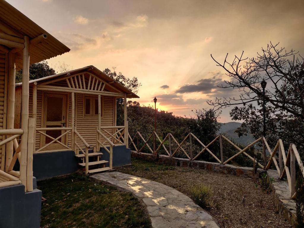 ShogiLacasa Luxury Stays的享有日落美景的小木屋