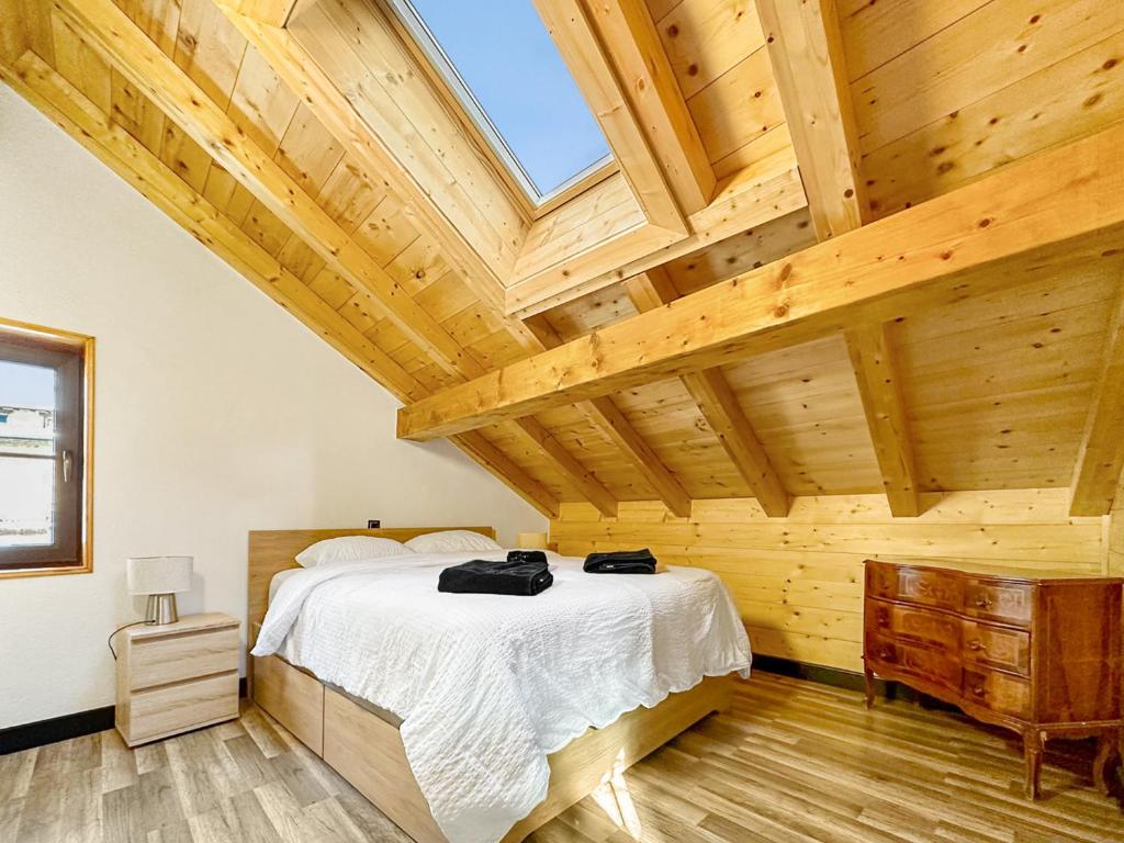 SalvanCosy&star的一间卧室设有一张床和木制天花板