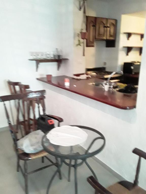 维森特洛佩斯PH cerca Río de la Plata, bares y cafes的厨房配有桌椅和柜台