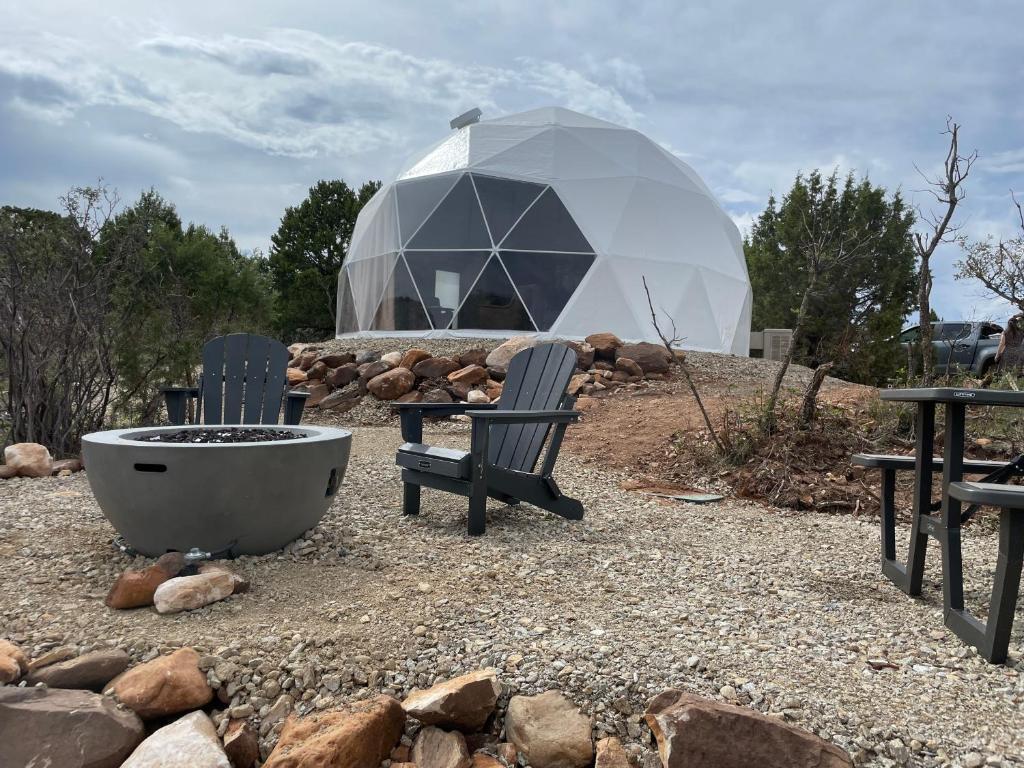 蒙蒂塞洛Canyon Rim Domes - A Luxury Glamping Experience!!的圆顶帐篷 - 带2把椅子和浴缸