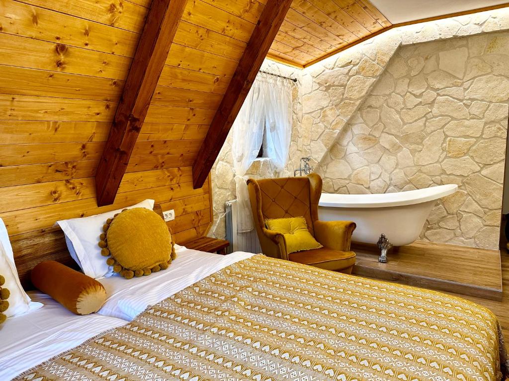 普利特维采村Boutique Villa Pearl of Plitvice, Plitvice Lakes的卧室配有床和浴缸