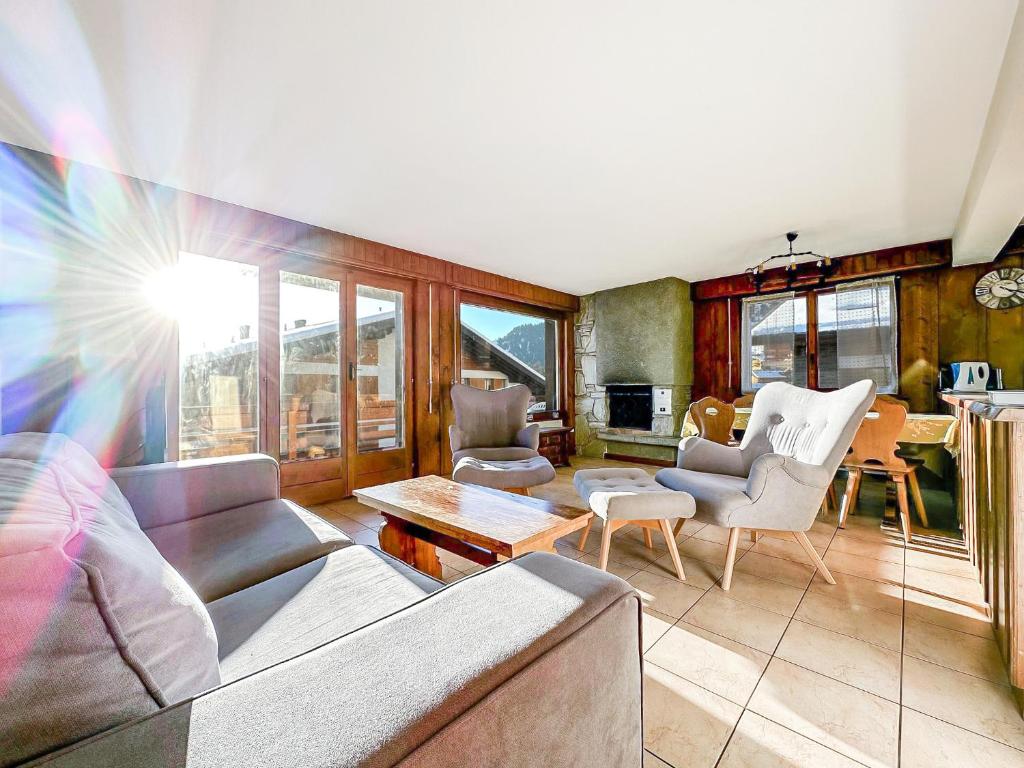 韦尔比耶Instant sports & ski Paradise的客厅配有沙发、椅子和桌子