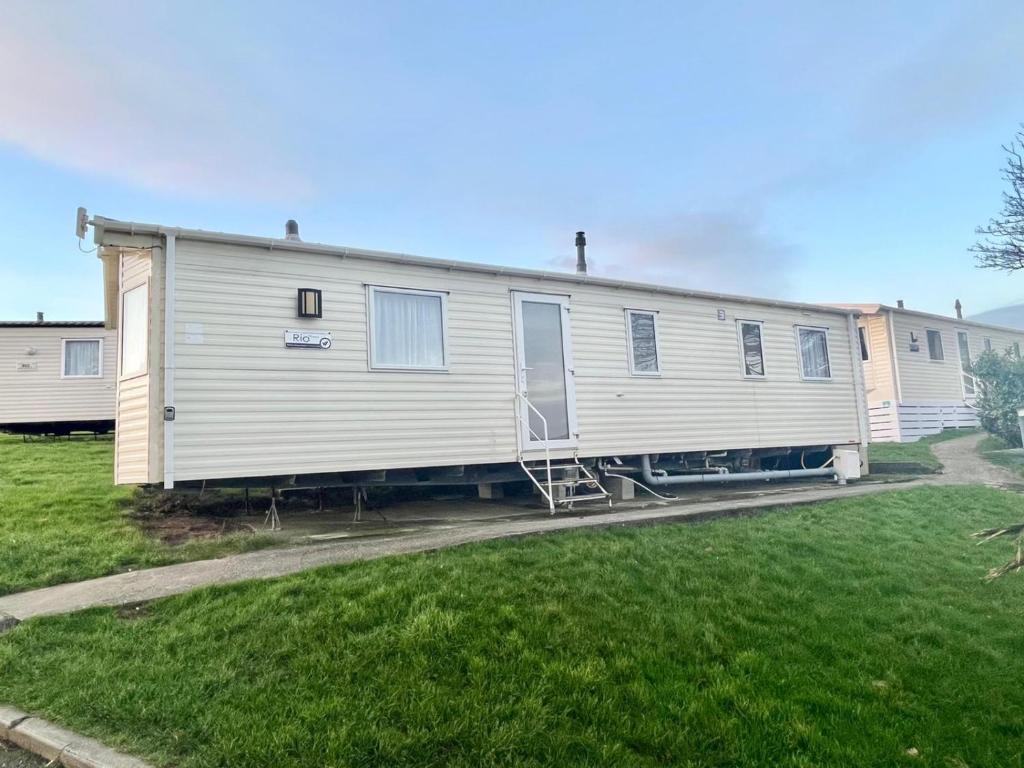 纽基Our Lodge at Newquay Bay NB35的移动房屋停放在庭院内