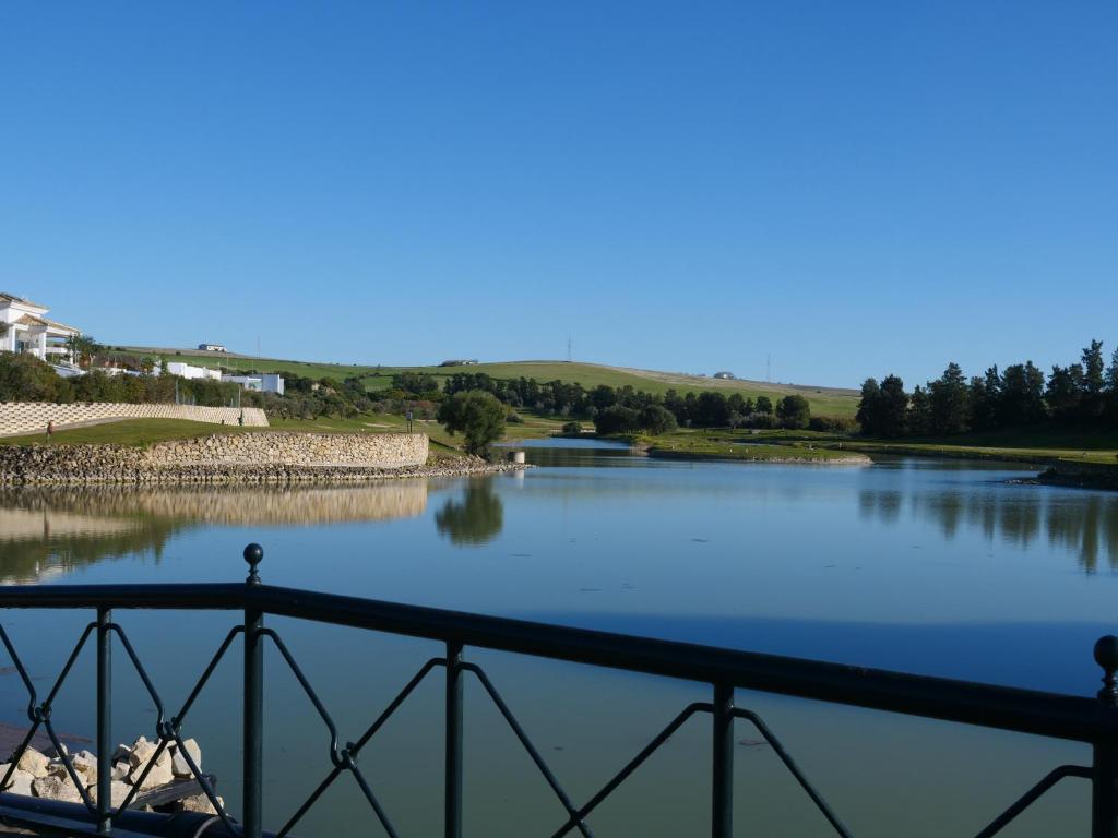 赫雷斯-德拉弗龙特拉Villa María Montecastillo Golf的从桥上欣赏河流美景