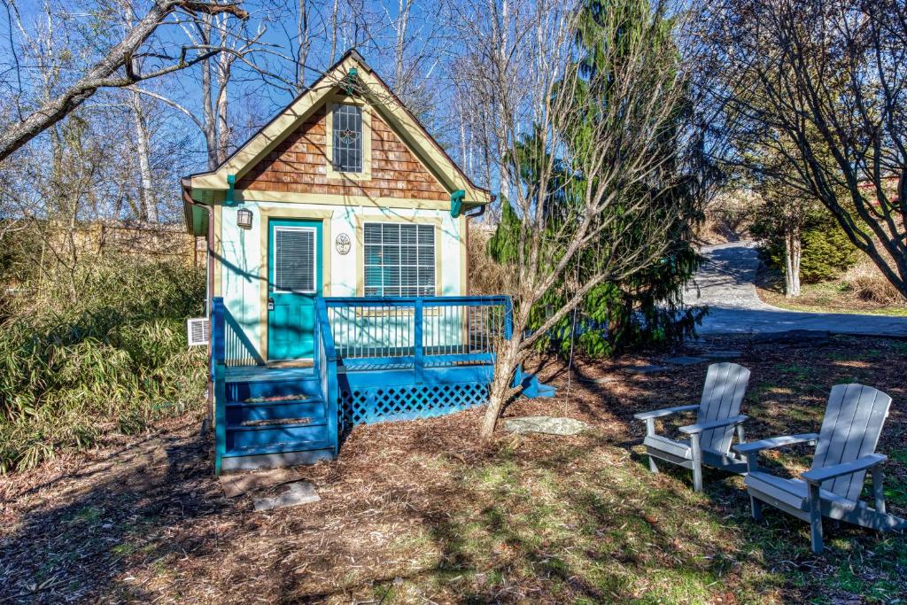ArdenTiny Blue Ridge Gem的前面有两把椅子的小房子