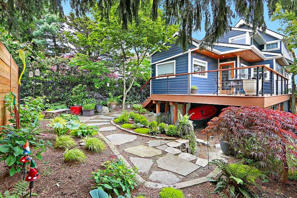 西雅图Lake Washington Adventures的花园中带石头走道的蓝色房子