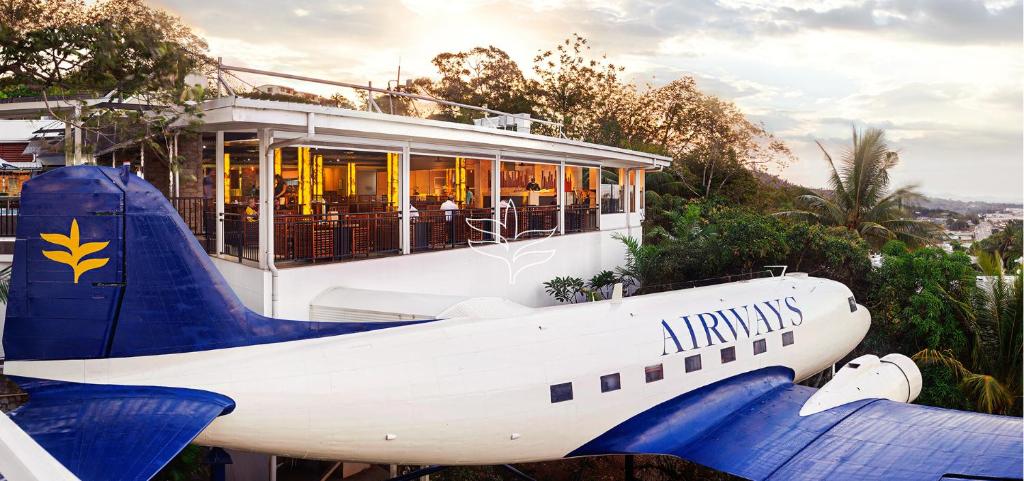 莫尔兹比港航空酒店的停泊在餐厅前面的飞机船