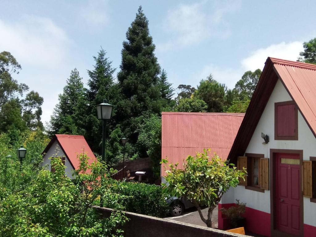 桑塔纳Abrigo da Serra- Nature Trails的一组房子,有树在后面