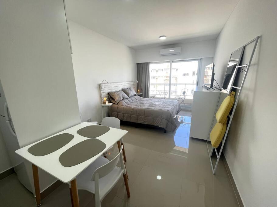 布宜诺斯艾利斯Apart in San Telmo- Paseo de la Cisterna- 503的客房设有一张床、一张桌子和一张桌子。