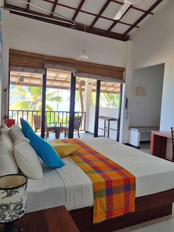 卡尔皮蒂耶Wellé Wadiya Beach Villa的一间卧室配有一张带蓝色枕头的大床