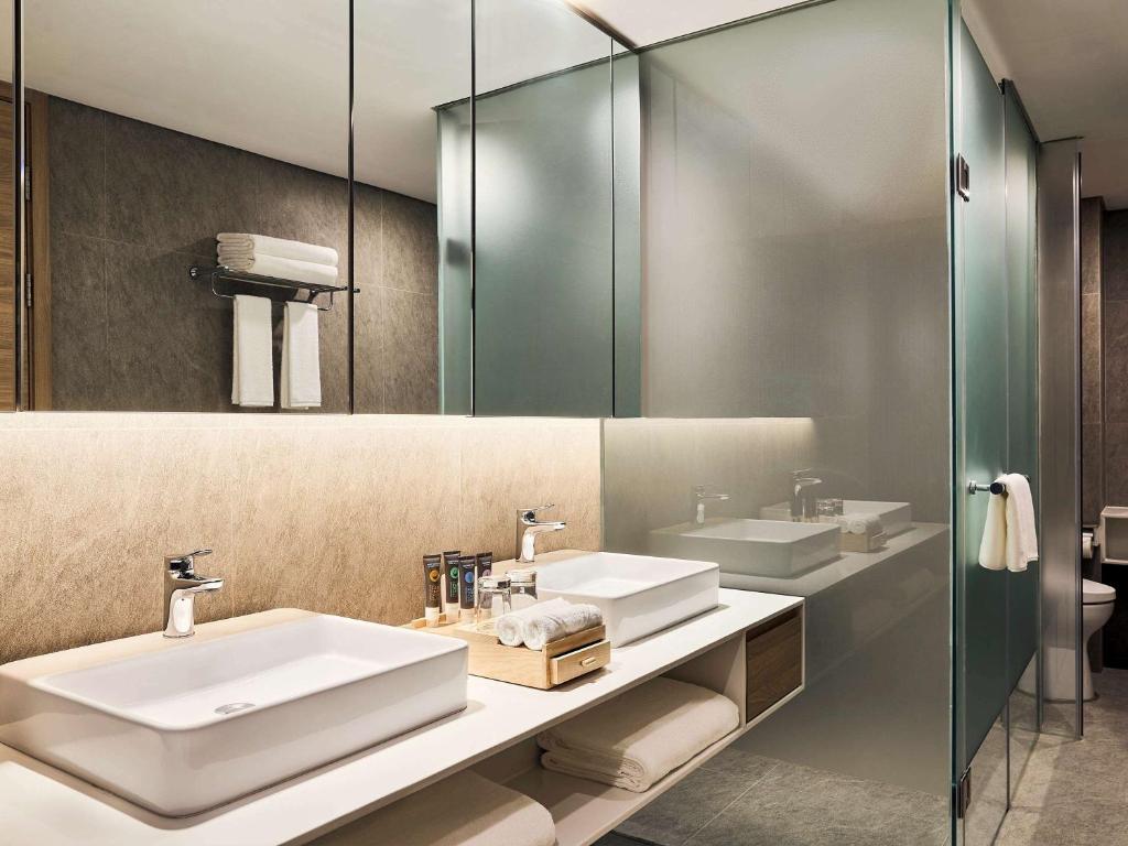 河内Novotel Hanoi Thai Ha的浴室设有2个水槽和镜子