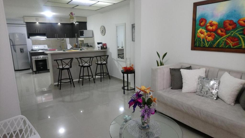 麦德林Estadías Marisol的客厅配有沙发和桌子