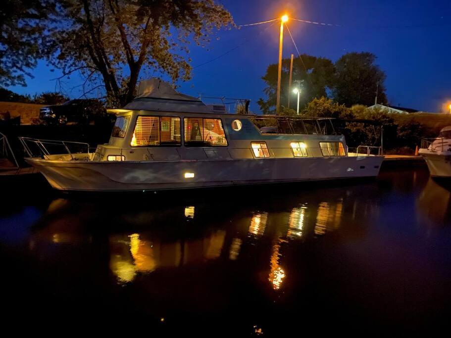 SavannaThe Lily Pad Boatel Houseboat的夜间坐在水中的船