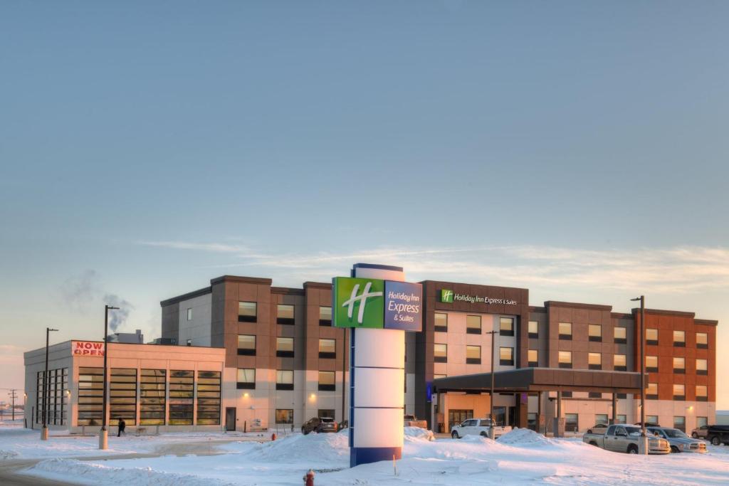 穆斯乔Holiday Inn Express & Suites - Moose Jaw, an IHG Hotel的雪上有标志的建筑物