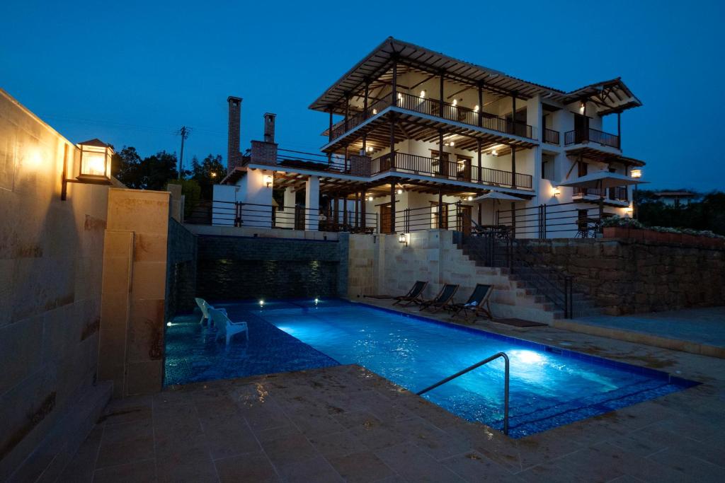 巴里查拉CASA LLANO HIGUERAS的一座房子前面设有游泳池