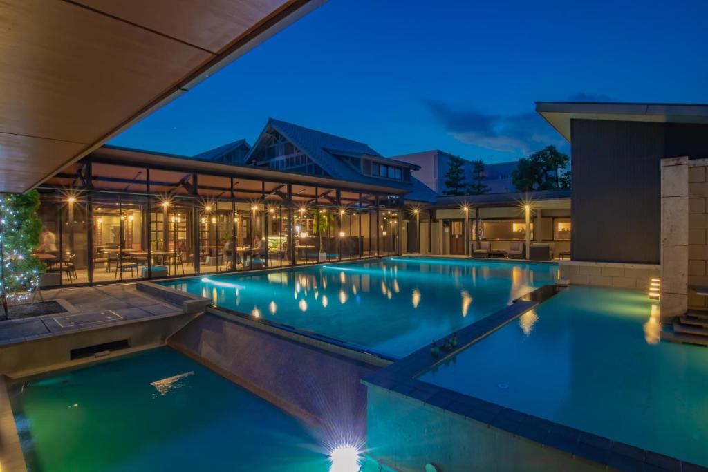 别府AMANE resort GAHAMA的夜间酒店游泳池