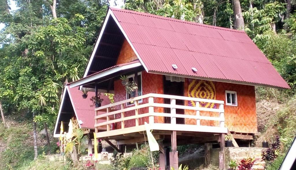 圣维森特Tentstar Eco Resort的一间红色屋顶的小房子