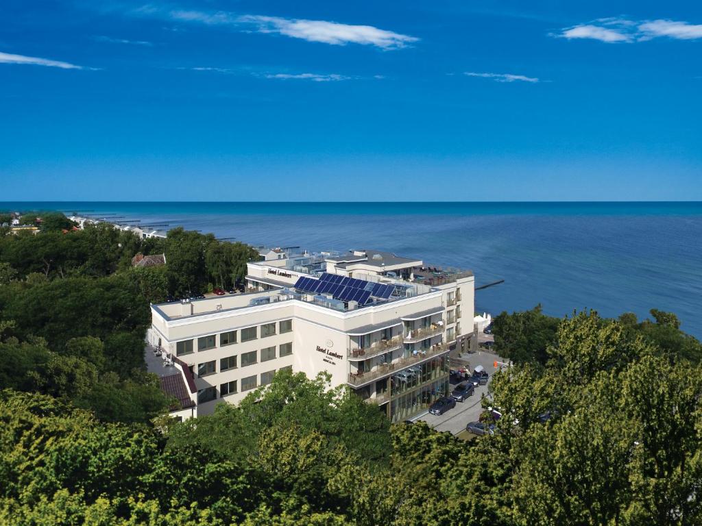 尤斯托尼莫斯基兰伯特Spa疗养酒店的建筑的空中景观,背景是海洋