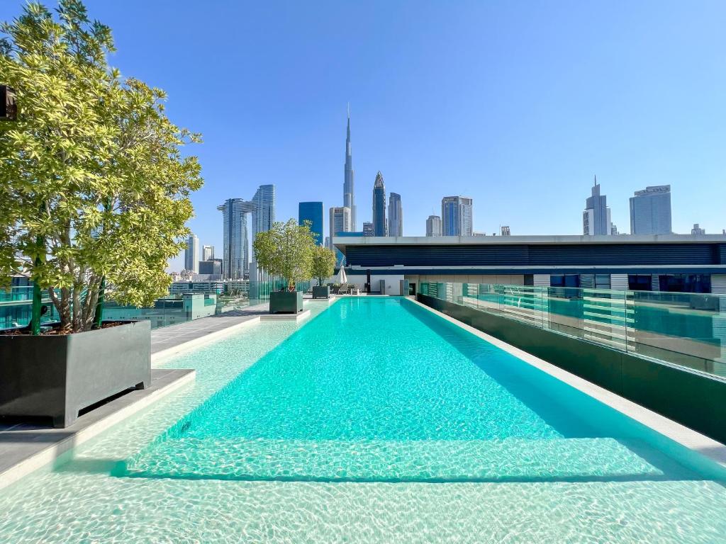 迪拜FAM Living - City Walk - Luxe Interiors的一座城市建筑屋顶上的游泳池