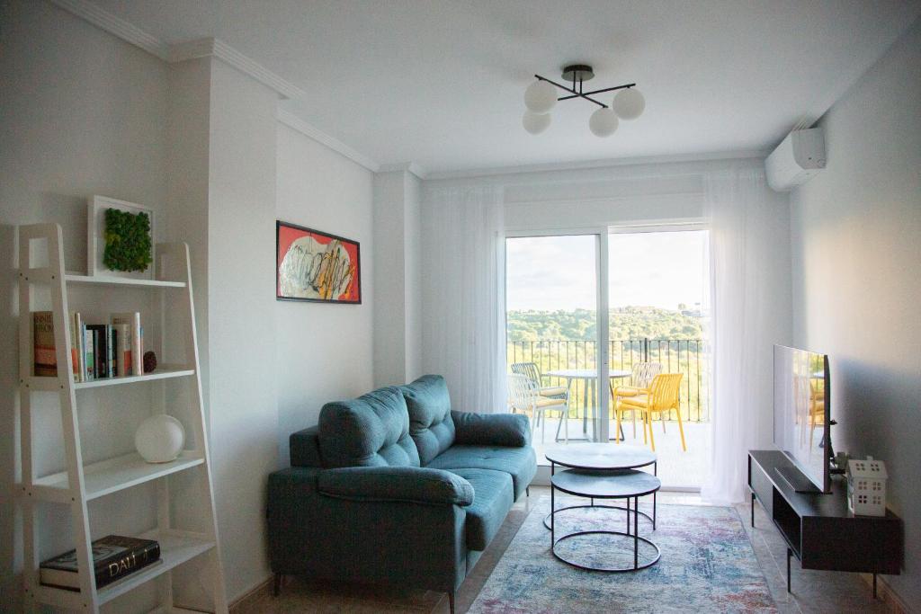 坎波阿莫Open view Pinetree penthouse的客厅配有蓝色的沙发和桌子
