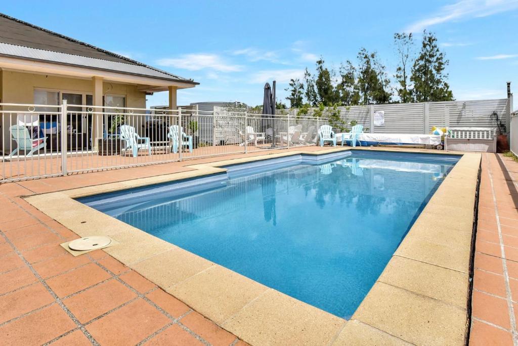 罗斯伯里Silver Springs Estate的庭院里的一个蓝色海水游泳池