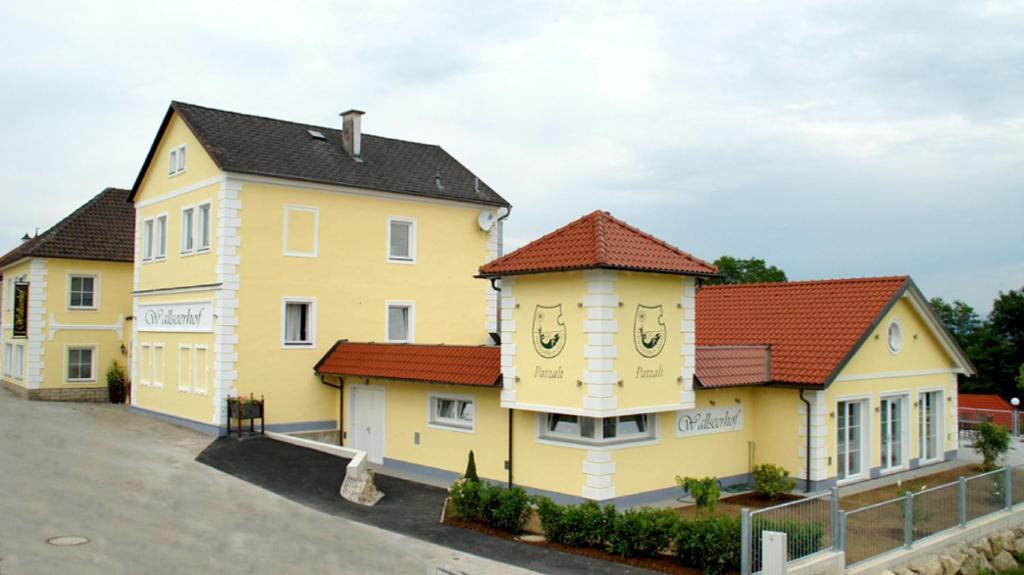 WallseeWallseerhof的一排黄色的房屋,有红色的屋顶