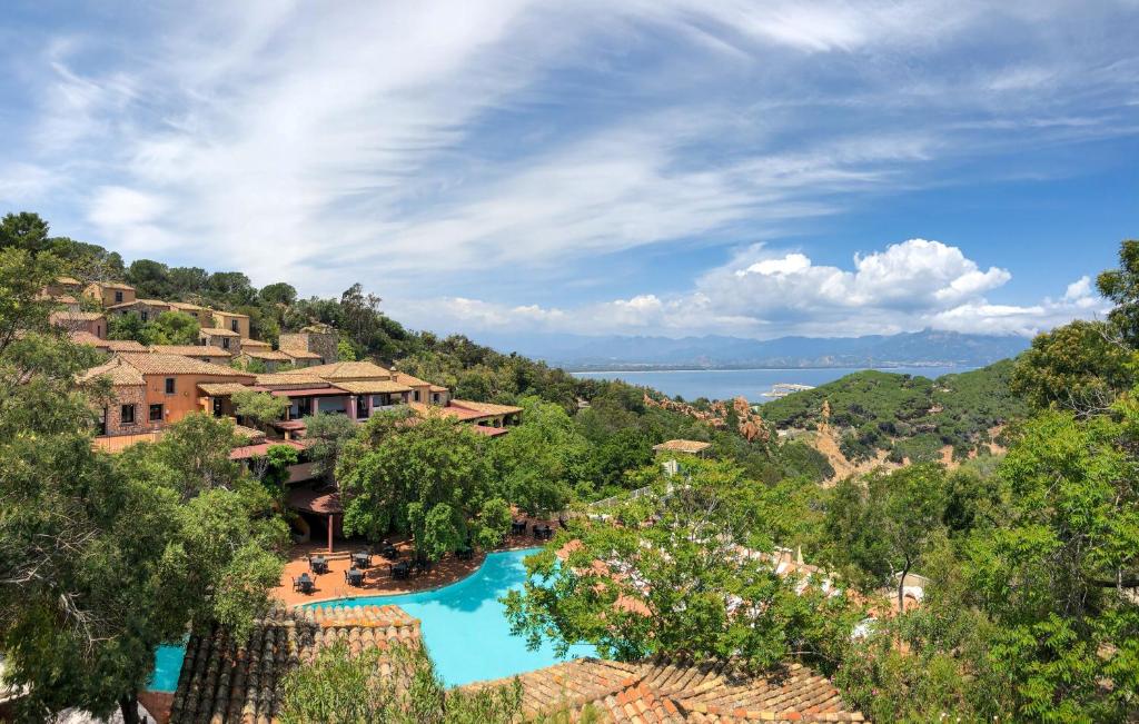 阿尔巴塔克斯Arbatax Park Resort - Borgo Cala Moresca的享有带游泳池的度假村的空中景致